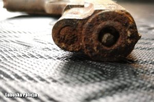 Pistolet przed renowacją pokazany od strony lufy