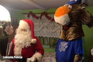 święty Mikołaj oraz maskotka Lubuskiej Policji - Tygrysek Lupo