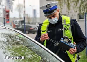 Policjant drogówki podczas kontroli drogowej.