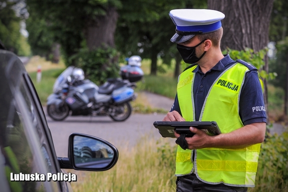 Policjant podczas kontroli drogowej.