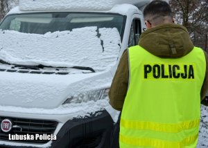 policjant prowadzi oględziny busa