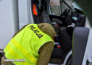 policjant prowadzi oględziny busa