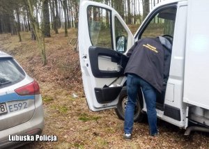 policjant prowadzi oględziny busa