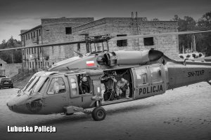 Policjanci w policyjnym helikopterze podczas ćwiczeń