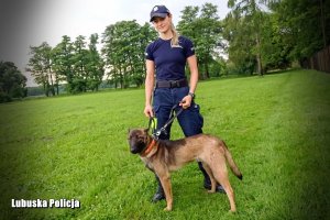 Policjantka wraz z psem policyjnym