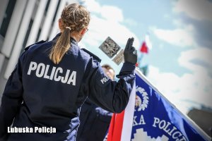 Policjanta ślubująca na sztandar Komendy Wojewódzkiej Policji w Gorzowie Wielkopolskim
