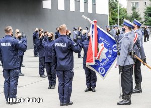 Młodzi policjanci ślubujący na sztandar Komendy Wojewódzkiej Policji w Gorzowie Wielkopolskim