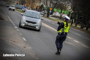 policjantka zatrzymuje pojazd do kontroli