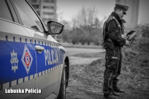 radiowóz i policjanci w tle