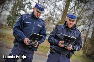 policjanci operują dronem