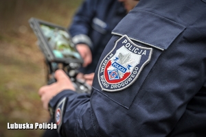 policjant operujący dronem