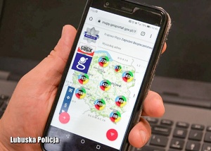 Ekran telefonu komórkowego, na którym wyświetlona jest Krajowa Mapa Zagrożeń Bezpieczeństwa.