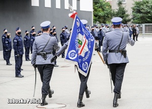 Poczet sztandarowy podczas przemarszu