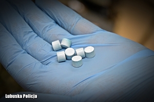 Zabezpieczone tabletki ecstazy demonstrowane przez policjanta