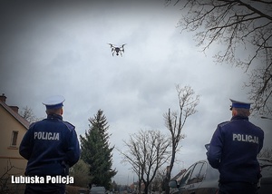 Policjanci drogówki podczas obsługi drona.