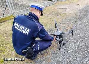 Policjant drogówki podczas obsługi drona.