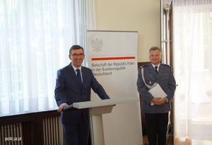 Ambasador Polski w Niemczach, a obok niego Młodszy inspektor Wiesław Gom.