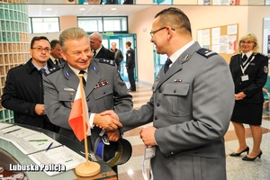 Policjanci podają sobie ręce podczas konferencji międzynarodowej.