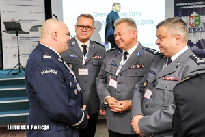 Policjanci podczas rozmowy na konferencji międzynarodowej.