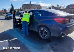 Policjanci podczas oględzin zabezpieczonego po pościgu samochodu