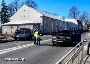 Policjanci podczas oględzin zabezpieczonego po pościgu samochodu