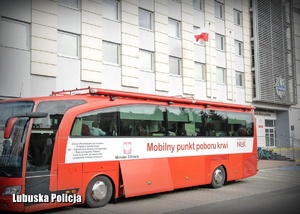 Krwiobus zaparkowany przed komendą Policji.