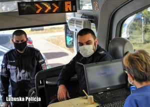 Policjanci podczas rejestracji przy oddawaniu krwi.