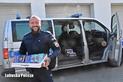 Policjant demonstrujący zebrane produkty