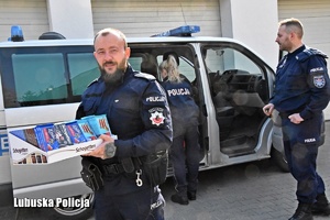 Policjanci z zebranymi produktami dla uchodźców