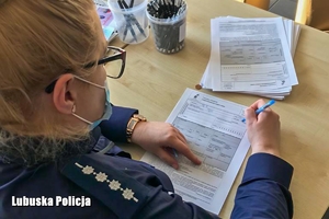 policjantka wypełnia dokumenty