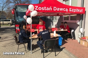 policjanci wypełniają dokumentację