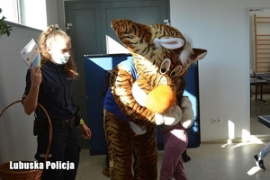 tygrysek LUPO i policjantka witają się z dziećmi