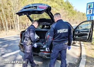 policjanci przy radiowozie