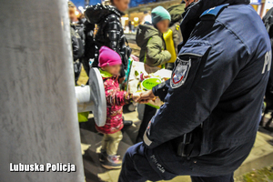 Policjant zbija &quot;żółwika&quot; z dziewczynką z Ukrainy