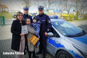 Policjanci wraz z Kubą, jego mama i panią dyrektor