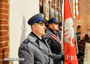 Poczet sztandarowy policjantów w kościele.