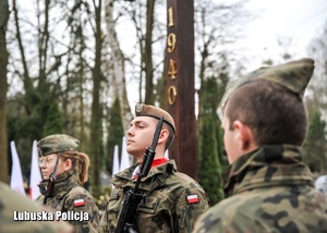 Warta honorowa żołnierzy pod Pomnikiem Ofiar Katynia.