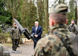 Żołnierz z karabinem, a w tle przemawiający Wojewoda Lubuski, Władysław Dajczak.