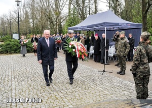 Wojewoda Lubuski i Dyrektor Generalny Lubuskiego Urzędu Wojewódzkiego składają kwiaty.