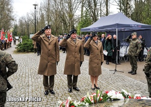 Delegacja żołnierzy podczas składania hołdu przed pomnikiem.