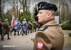 Żołnierz oddający hołd kompanii honorowych.