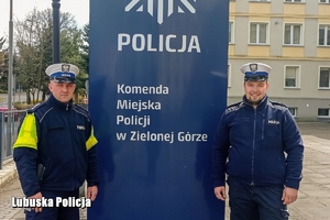 Policjanci ruch drogowego przed komendą w Zielonej Górze