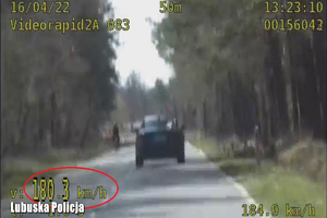 Obraz z wideorejestratora pojazdu przekraczającego prędkość
