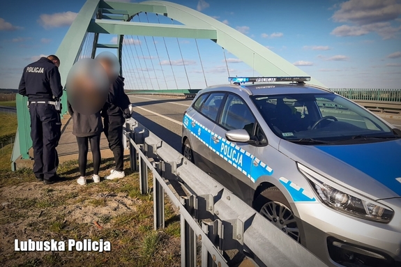 Para młodych ludzi i policjant na wiadukcie nad drogą ekspresową S3