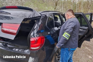 Technik dokonuje oględzin zabezpieczonego samochodu pochodzącego z kradzieży