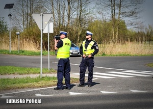 Policjanci mierzą prędkość