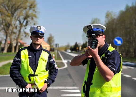 Policjanci mierzą prędkość