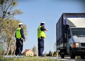 Policjanci mierzą prędkość