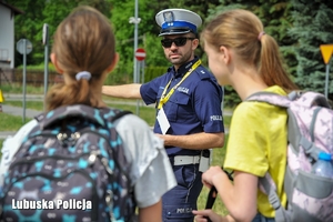 Policjant prowadzi uczestników konkursu