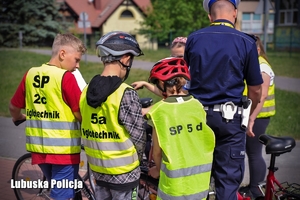 Policjant prowadzi uczestników konkursu